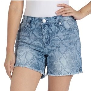 NWT  Seven7 5"inseam Weekend  Frayed hem Denim short